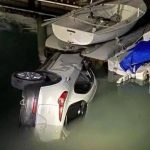 Vehículo daña dos catamaranes al caer al Club de Yates