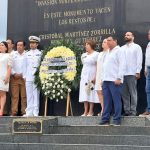 Colocan ofrenda floral en Obelisco para conmemorar la Gesta Heroica de Veracruz